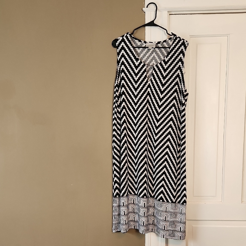 Avenue Like New Black and White Chevron Dress